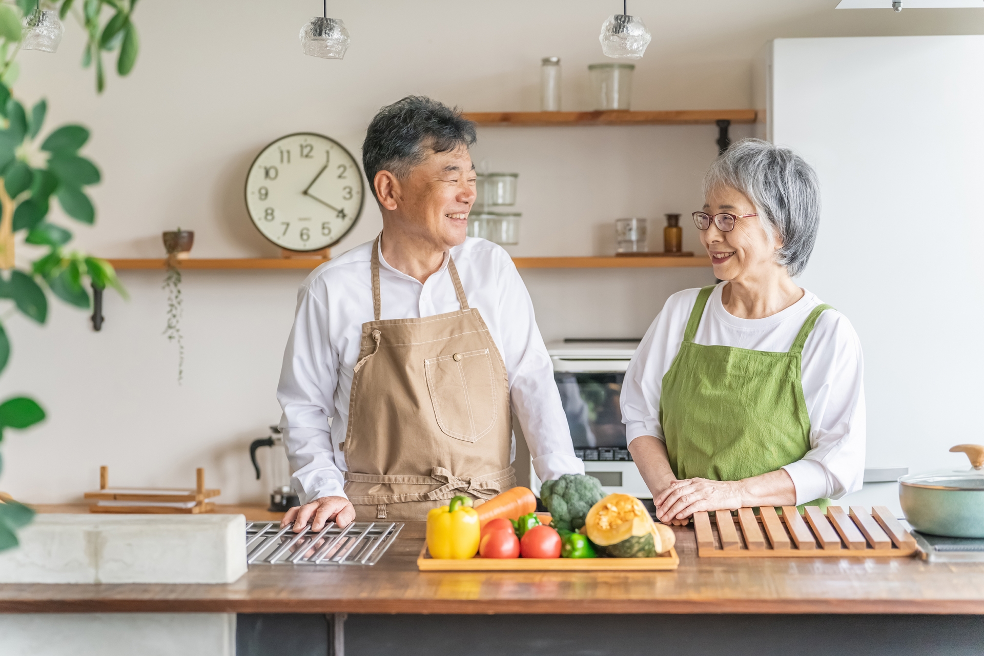 キッチンに立つ老夫婦