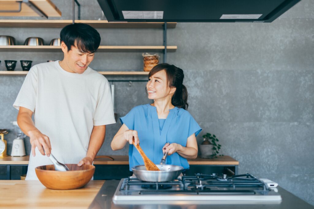 キッチンに立つ夫婦